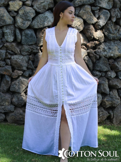 Vestido blanco largo cuello en V y botones con bordados y encaje de Cotton Soul