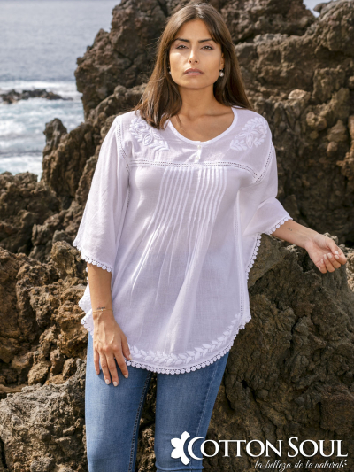 White poncho butterfly sleeves, lace and embroidery by Cotton Soul
